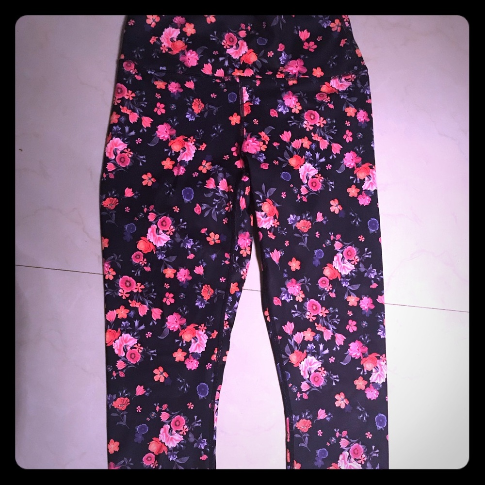 NWOT Fabletics Solar Hold Capris